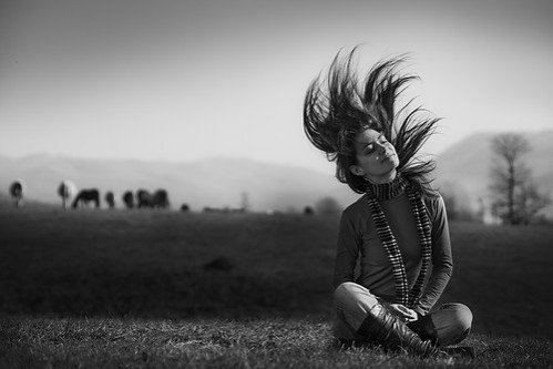 b,w,wind,woman,girls,black,and,white,girl-e8b1b14bd7717fe4e3e2f4c3f30006a6_h.jpg, 29 KB